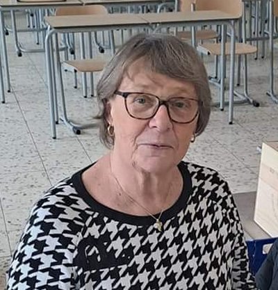 Marie-France Deliege accompagnée de son mari, qui comme son nom l\’indique n’habite pas à Liège, mais à Stembert dans la province de Liège. Elle collectionne les étiquettes de fruit depuis fin 2019 car c\’est une collection gaie mais surtout gratuite.