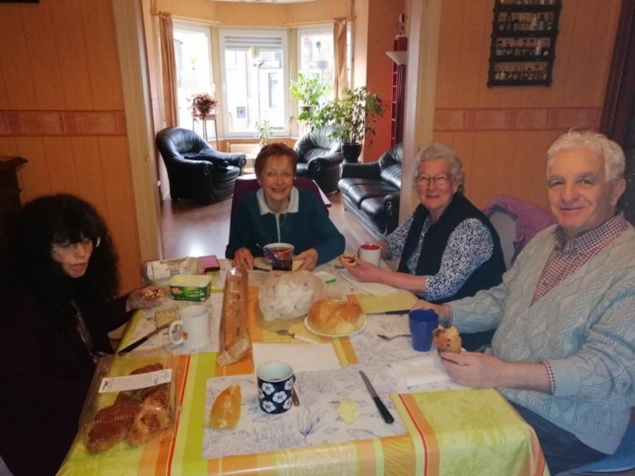 Le samedi dès 8 heures, certain(e)s sont venu(e)s prendre le petit-déjeuner avant de se rendre à la friterie Yumbo où tous les belges les attendaient pour commencer la réunion !