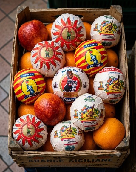 Fruits variés ornés d'étiquettes de marques colorées.